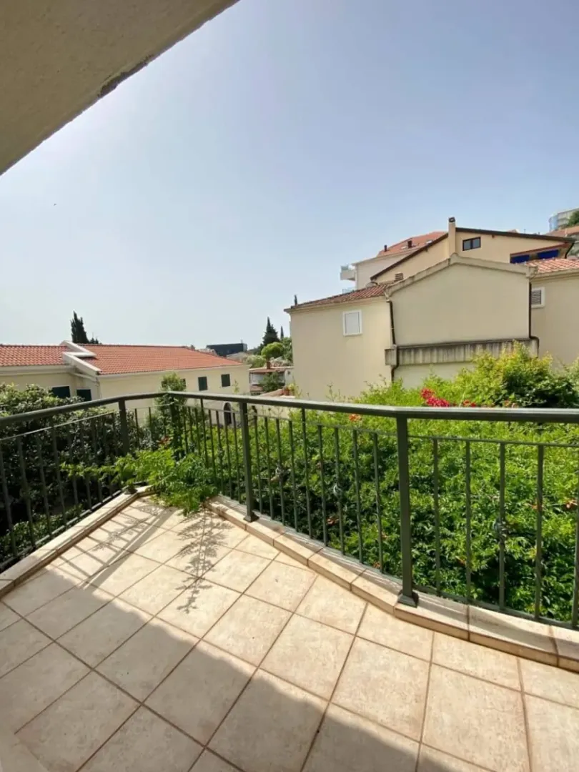 Izdavanje, dvosoban stan, 80m², Gospoština, Budva