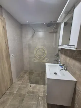 Moderno opremljeno kupatilo sa tuš kabinom i umivaonikom. - image 9