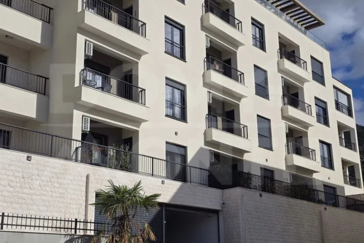 Izdavanje, dvosoban stan, 61m², Pod Kuk, Tivat