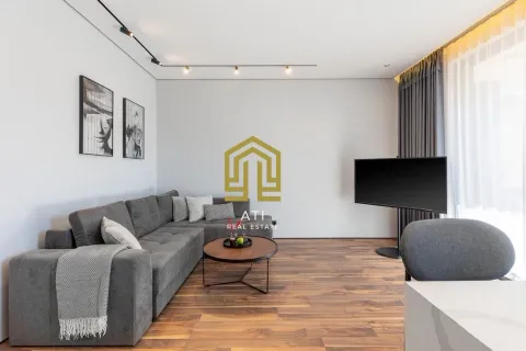 Moderan dnevni boravak sa garniturom, stočićem i televizorom. - image 3