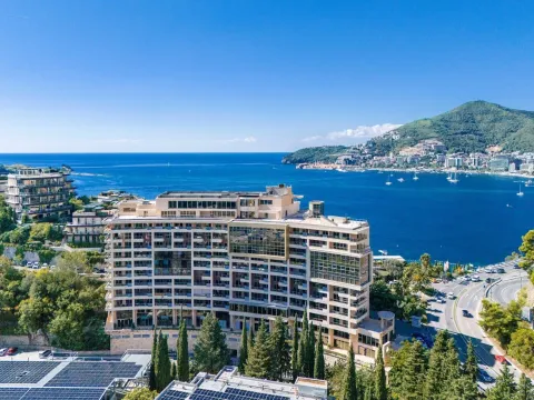 Izdavanje, trosoban stan, 150m², Bečići, Budva - image 15