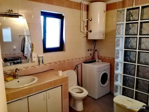Kupatilo opremljeno umivaonikom, WC šoljom, mašinom za veš i bojlerom. - image 15
