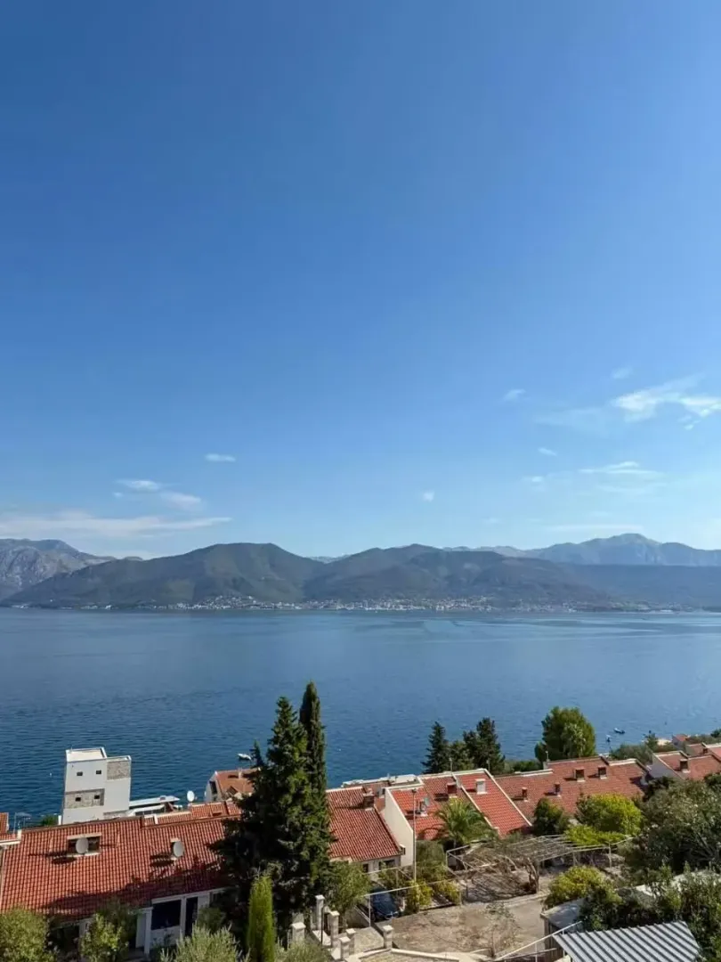 Pogled na more i planine iz nekretnine.