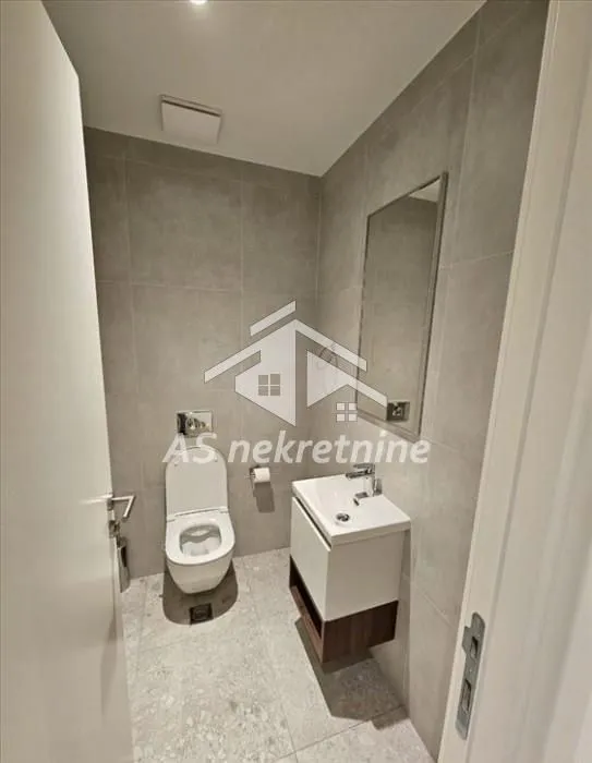 Izdavanje, četvorosoban stan, 111m², Savski Venac, Beograd