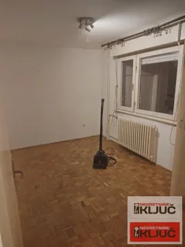 Prazna soba sa parketom i prozorom. - image 3
