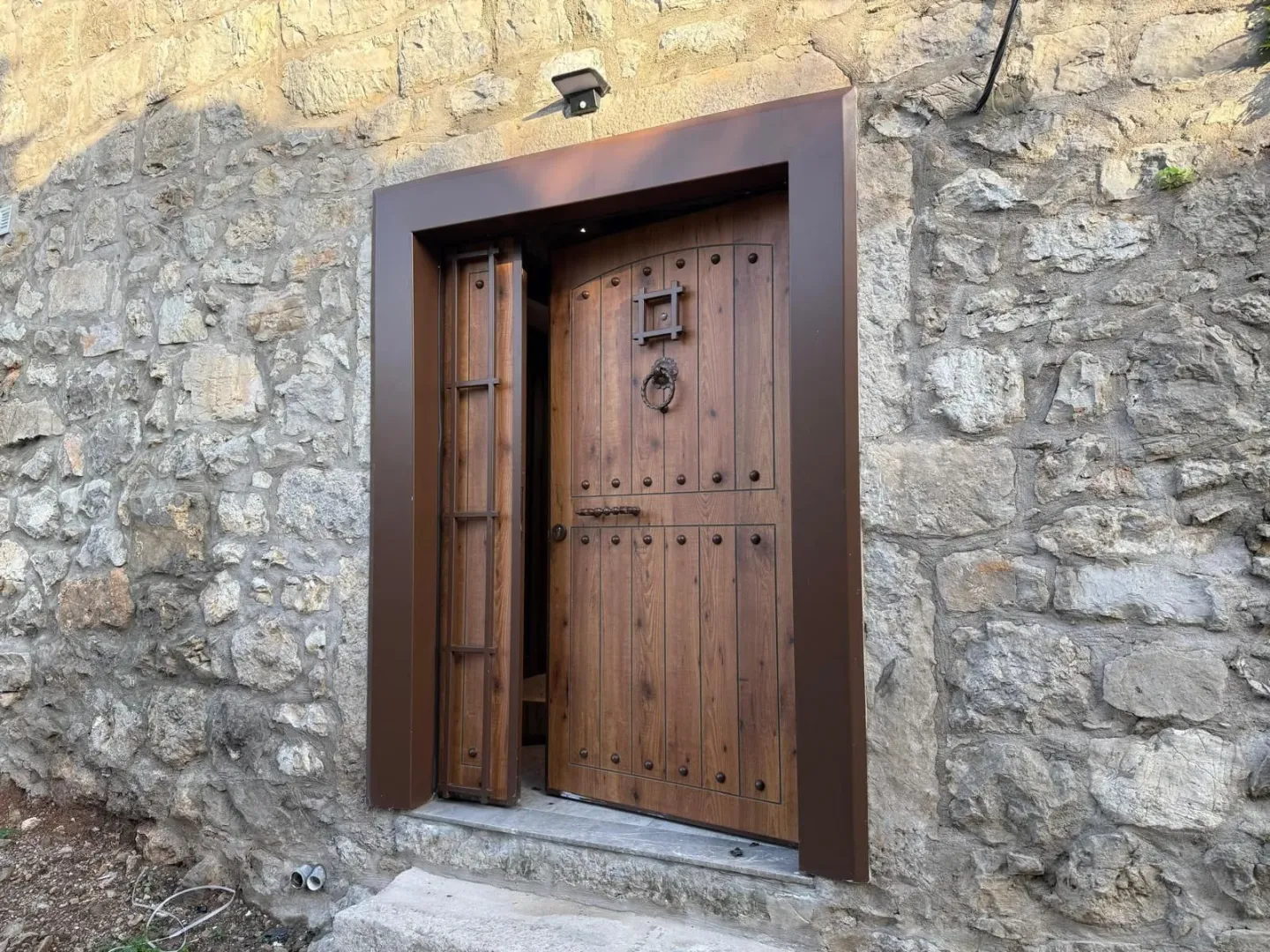 Drvena ulazna vrata na kamenoj kući.