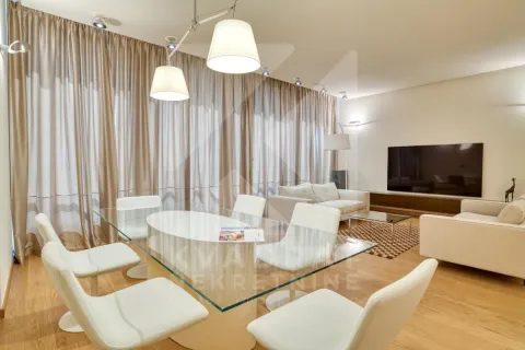 Prostrana dnevna soba sa trpezarijom i modernim namještajem. - image 2