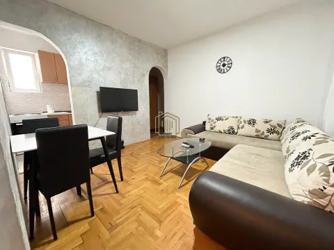 Dnevna soba sa garniturom, trpezarijskim stolom i pogledom na kuhinju. - image 3
