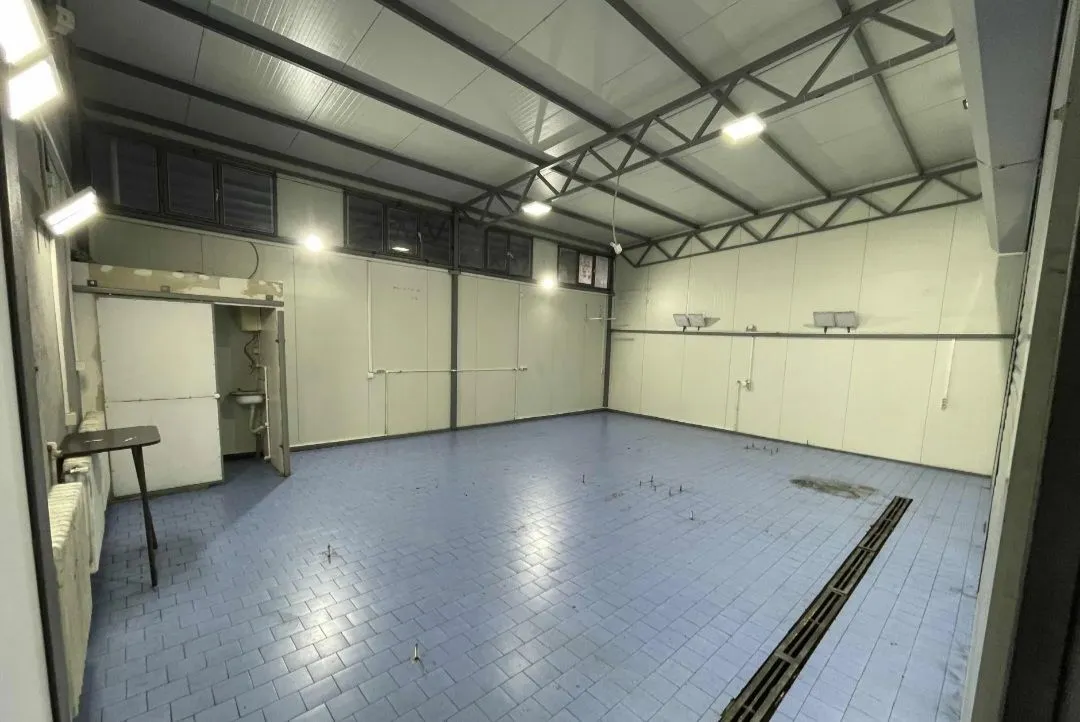 Rent, office space, 70m², Resnik, Beograd