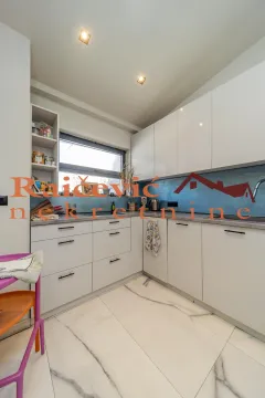 Kuhinja sa belim elementima i prozorom iznad sudopere. - image 8