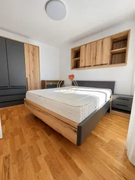Spavaća soba sa bračnim krevetom, garderoberom i drvenim podom. - image 11