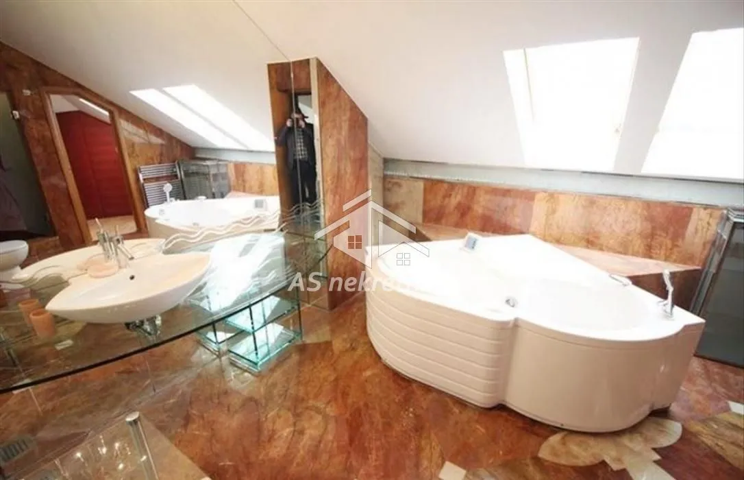 Izdavanje, stan, 220m², Savski Venac, Beograd