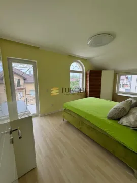 Spavaća soba sa bračnim krevetom, ormarom i izlazom na balkon. - image 9