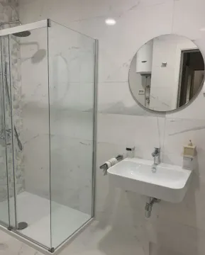 Moderno opremljeno kupatilo sa tuš kabinom i umivaonikom. - image 3