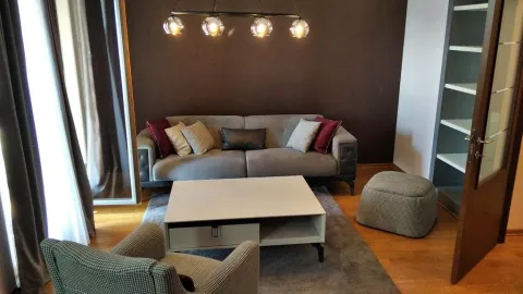 Dnevna soba sa garniturom, stočićem i modernim osvjetljenjem. - image 15
