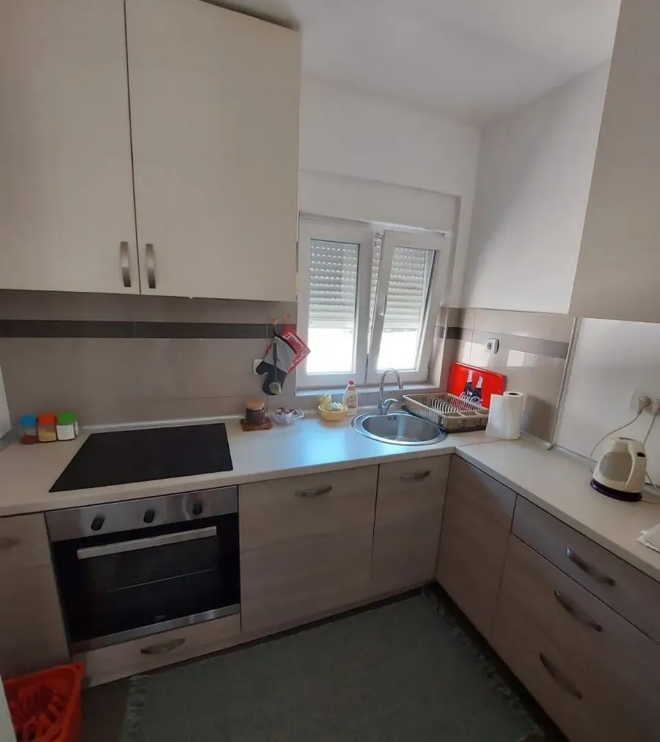 Izdavanje, dvosoban stan, 60m², Tivat, Crna Gora