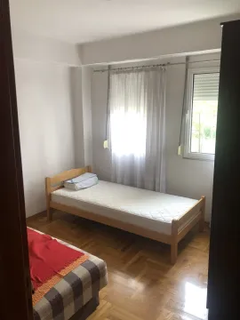 Jednostavna spavaća soba sa drvenim krevetom i parketom. - image 3