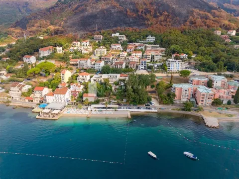 Pogled iz vazduha na priobalno naselje i plažu. - image 5