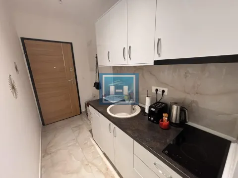 Manja bela kuhinja sa sudoperom i ugradnom pločom. - image 4