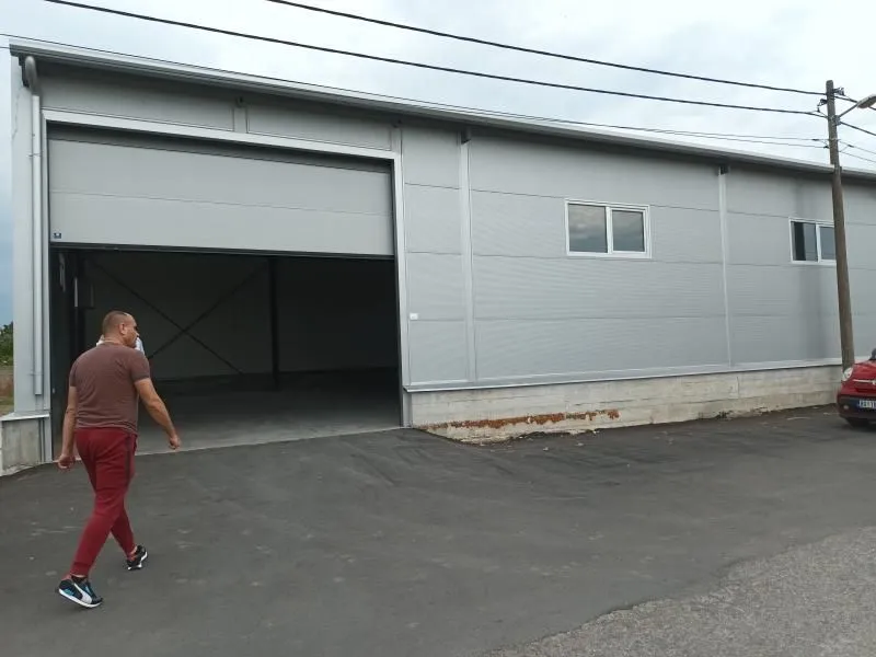 Izdavanje, poslovni prostor, 240m², Zemun Ugrinovci, Zemun Sve Podlokacije