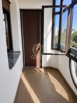 Zastakljeni balkon sa keramičkim pločicama na podu i drvenom stolarijom. - image 14