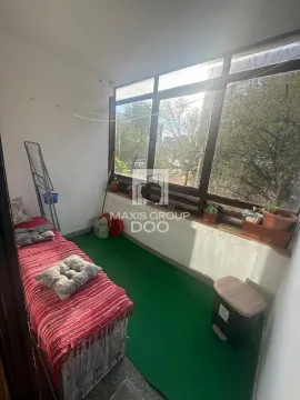 Zastakljeni balkon sa krevetom i velikim prozorima. - image 14