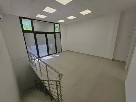 Izdavanje, poslovni prostor, 110m², Blok 6, Podgorica - image 5