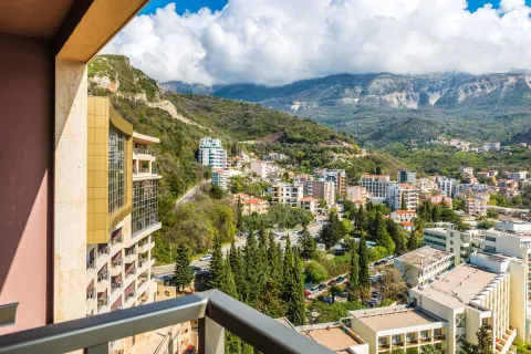 Pogled sa terase na grad i planine u pozadini. - image 9