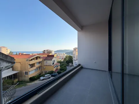 Nenamješten balkon sa pogledom na grad i more. - image 3
