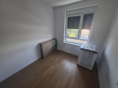Prazna prostorija sa parketom i upakovanim uređajima. - image 9