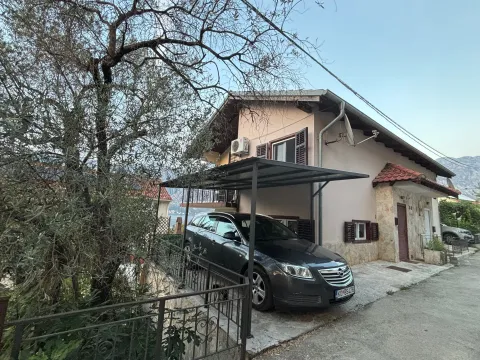 Spoljašnji izgled kuće sa dvorištem i parkingom. - image 16