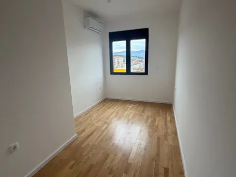 Izdavanje, trosoban stan, 83m², Stari Aerodrom, Podgorica - image 12