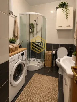 Moderne kupatilo sa tuš kabinom, veš mašinom i sanitarijama. - image 4