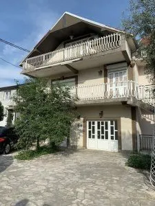 Izdavanje, kuća, 120m², Blok 9, Podgorica