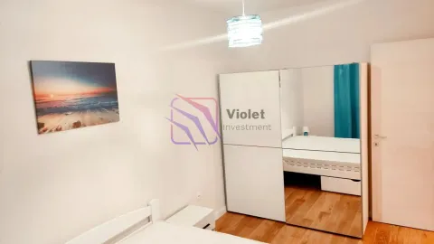 Spavaća soba sa bijelim krevetom i garderoberom sa ogledalom. - image 3