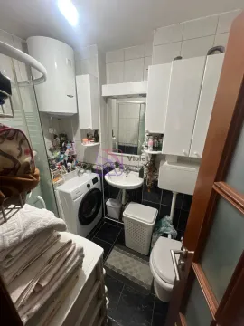 Kompaktno kupatilo sa tuš kabinom, umivaonikom, WC šoljom i veš mašinom. - image 15