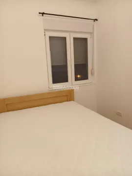 Spavaća soba sa bračnim krevetom i prozorom. - image 12