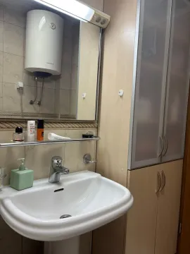 Kupatilo sa umivaonikom, ogledalom, bojlerom i ugradnim ormarićem. - image 8