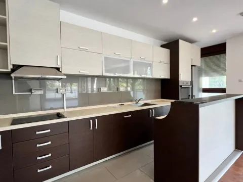 Izdavanje, četvorosoban stan, 228m², Preko Morače, Podgorica - image 2