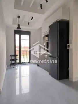 Moderna kuhinja sa ugradnim elementima i velikim frižiderom. - image 3