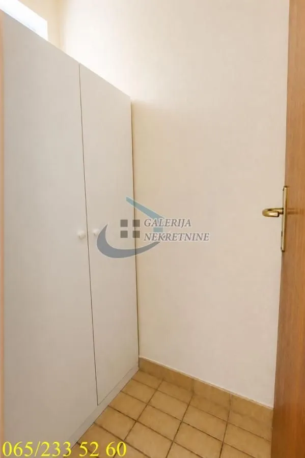 Prodaja, dvosoban stan, 72m², Centar, Inđija