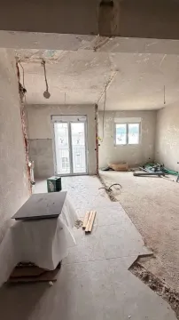Prostorija u fazi renoviranja sa ogoljenim zidovima i podom. - image 6