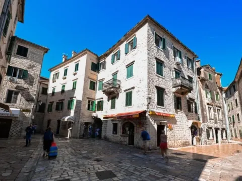 Prodaja, trosoban stan, 90m², Grad, Kotor - image 1