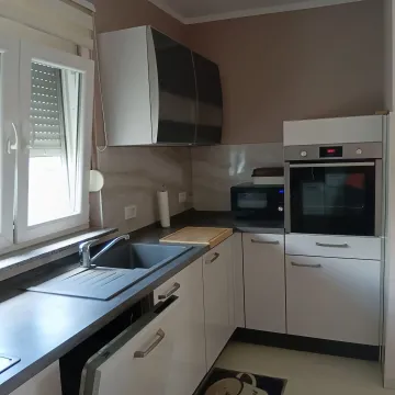Manja kuhinja sa bijelim elementima, sudoperom i ugrađenom rernom. - image 3