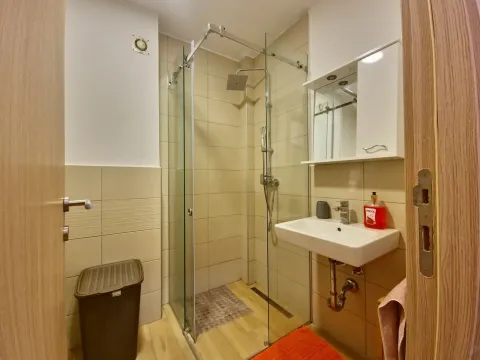 Rent, two bedroom apartment, 64m², Budva, Crna Gora - image 8