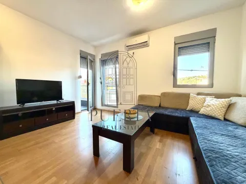 Prostrana dnevna soba sa garniturom za sjedenje, TV komodom i izlazom na terasu. - image 3
