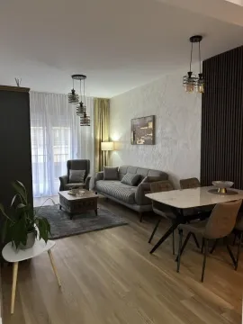 Dnevna soba sa garniturom, trpezarijskim stolom i modernom rasvjetom. - image 12