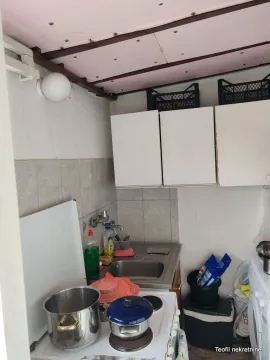 Manja kuhinja sa sudoperom, šporetom i gornjim elementima. - image 15