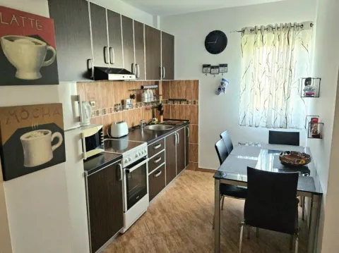 Moderna kuhinja sa trpezarijskim stolom i ugradnim elementima. - image 6