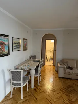 Dnevni boravak sa trpezarijom i pogledom na kupatilo. - image 3